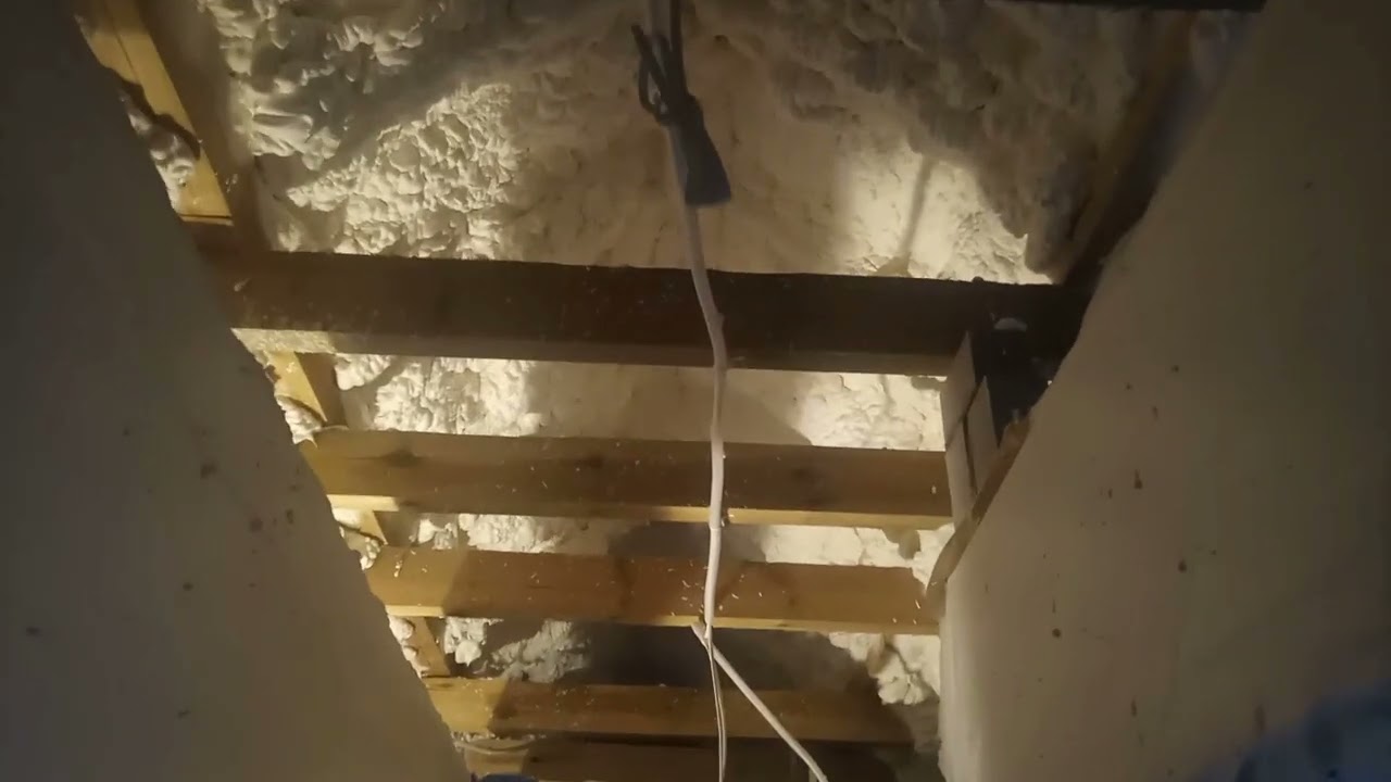 Izolacja piana pur poddasza w domku jednorodzinnym. Powierzchnia 130m2