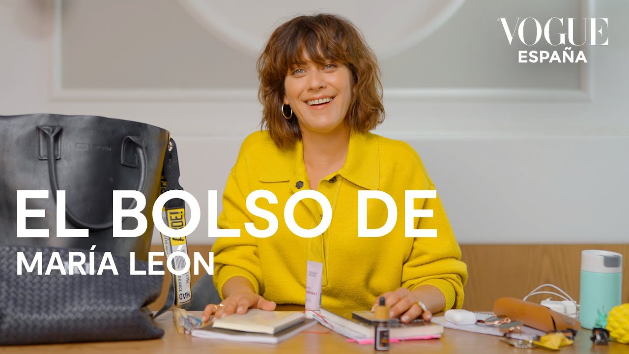 Qué hay en el bolso de María León | VOGUE España