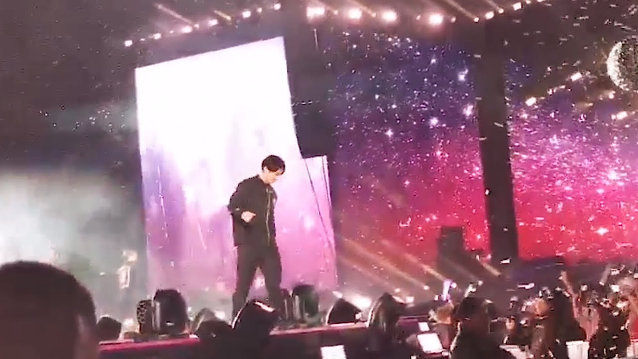 BTS Jungkook came down from the stage to greet an army who's on wheelchair.