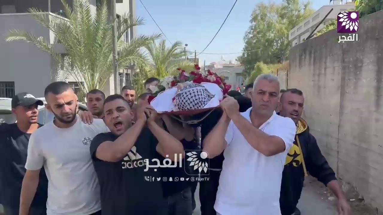 جانب من تشييع جثمان الشهيد صبري سامر أحمد في بلدة عزون عتمة جنوب مدينة قلقيلية.