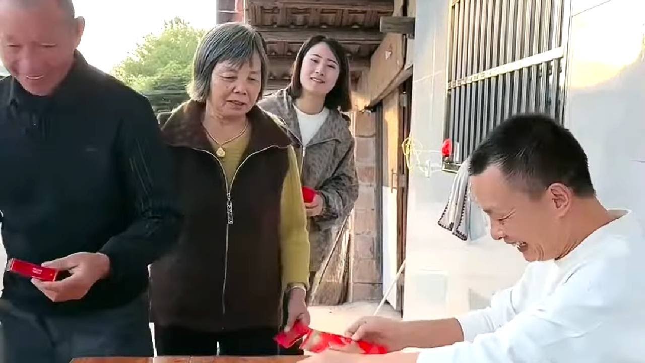 表姐家竟給老表四人份的份子錢，太有愛了！但這總數怎麼還沒一份多，表姐省到就是賺到！#意想不到的结局 #这次亏大了 #搞笑短視頻合集 #农村生活 #逗你一笑 #省钱 #心眼子达人