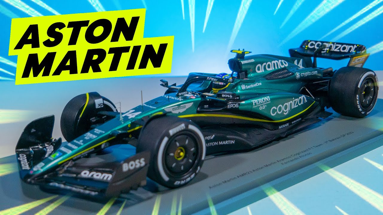 Распаковка модели автомобиля Aston Martin AMR23 Fernando Alonso F1 в масштабе 1/18