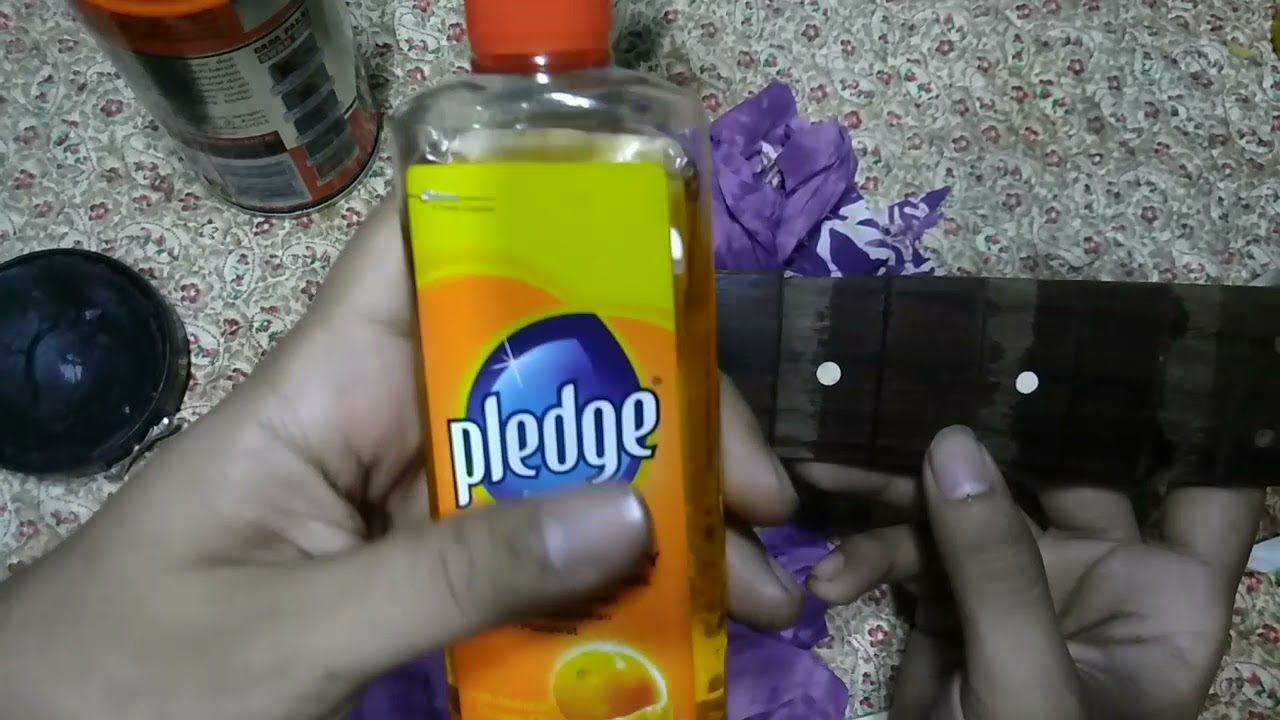 Membersihkan fretboard gitar yang mana lebih baik dan aman