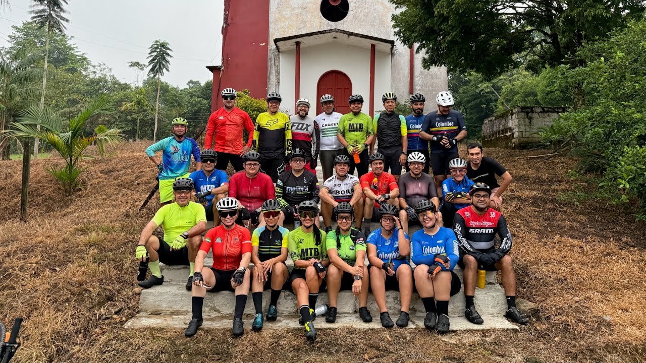 🚴‍♂️ Rodando en equipo, disfrutando en grande 💚 #mtbcaqueta #mtb 