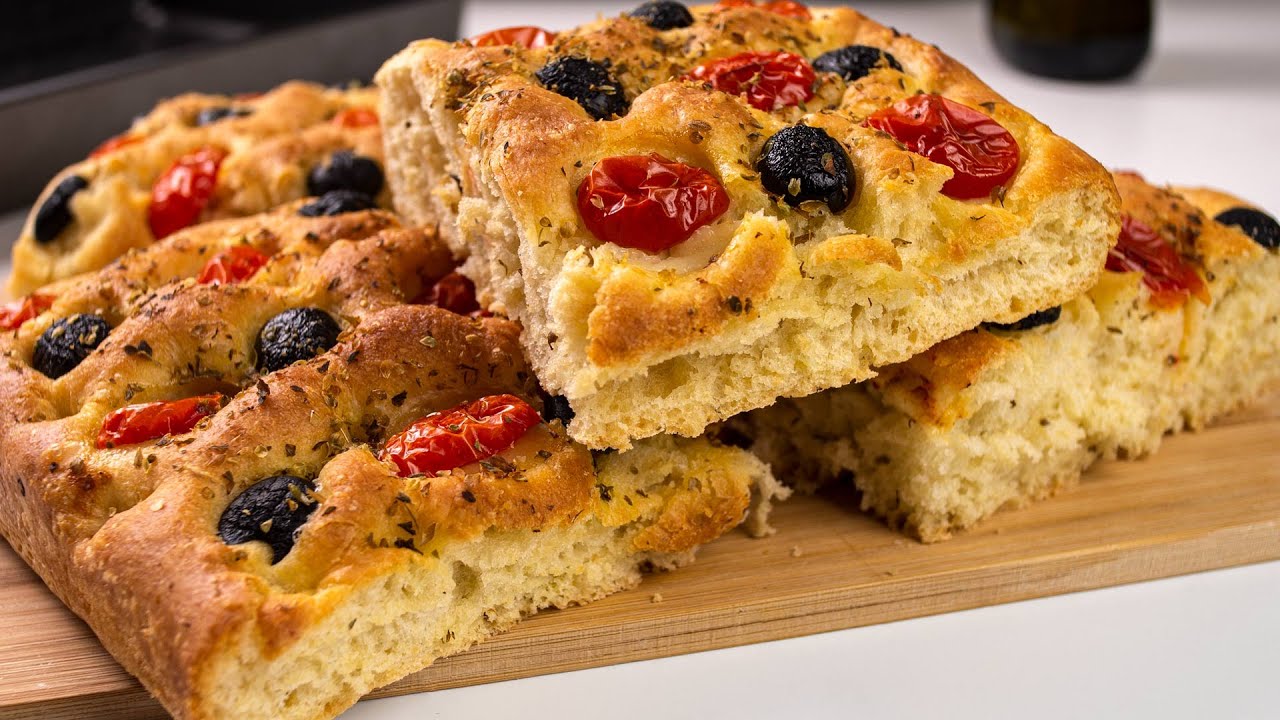 Italienisches Focaccia mit Oliven und Kirschtomaten - Rezept - Vegan