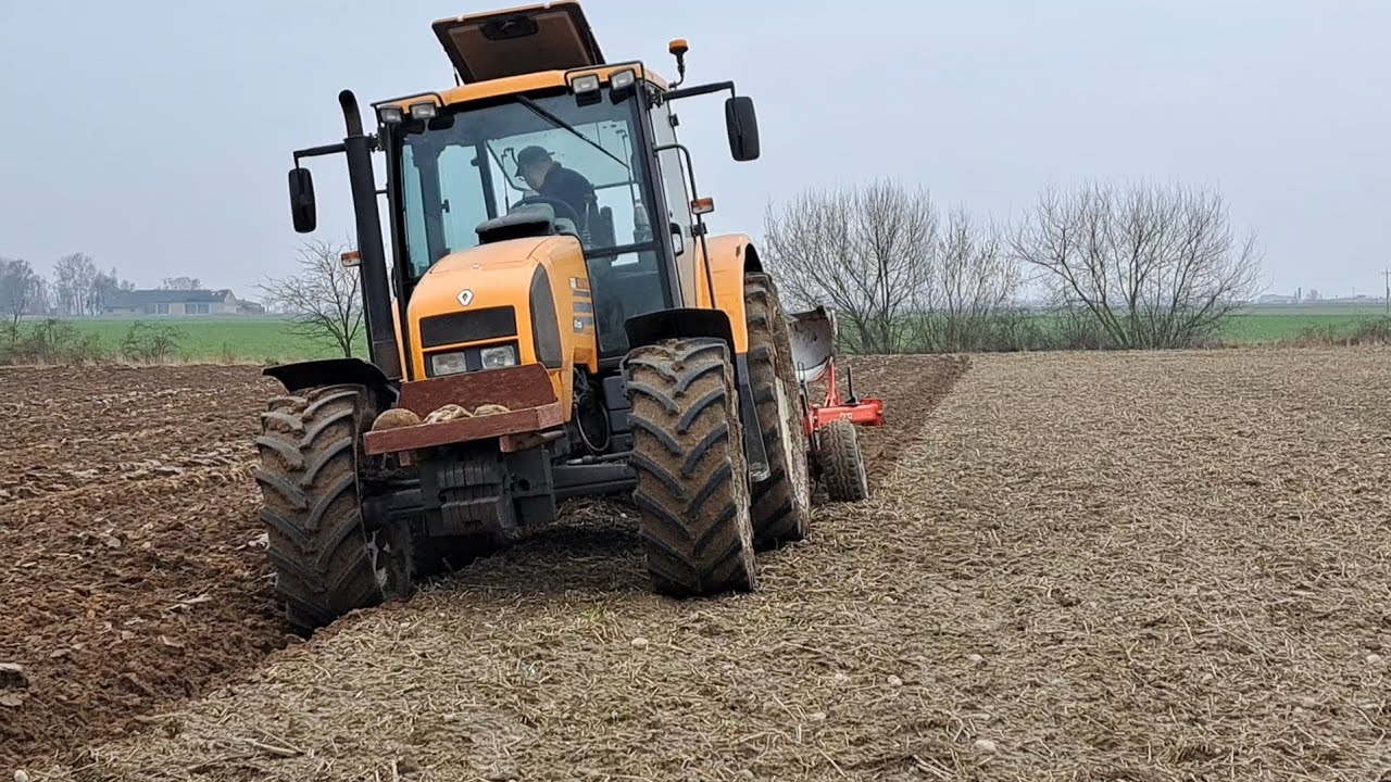 Wiosna 2024. Orka pod owies. Zapchany zbieracz przy miedzy. Renault Ares 630RZ, Akpil KM80.