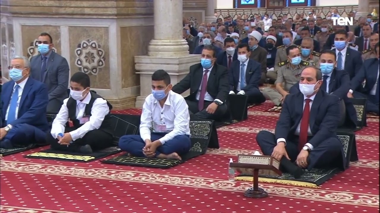 الرئيس السيسي وابناء الشهداء يرددون تكبيرات عيد الفطر المبارك بمسجد المشير طنطاوي