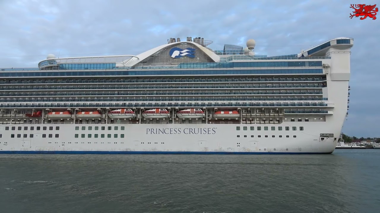 04.07.2024 Warnemünde Erstanlauf die Caribbean Princess beim Einlaufen in den Seekanal um 6 Uhr.