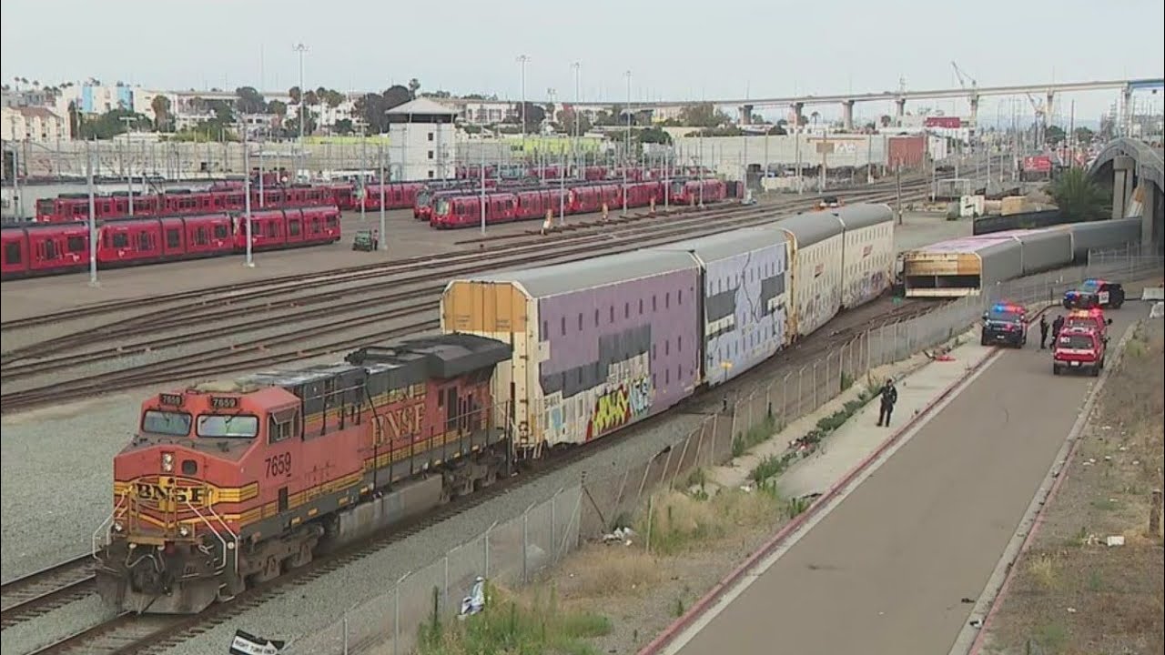 Вагоны товарного поезда сошли с рельсов возле стадиона Petco Park, перекрыта улица Harbor Drive.