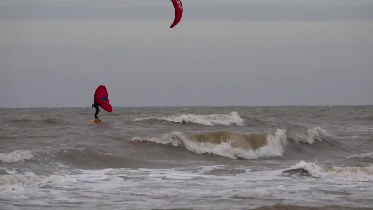 Zandvoort, 17 maart 2020 dag 2 na de Coronamaatregelen, harde wind en ideaal surfweer