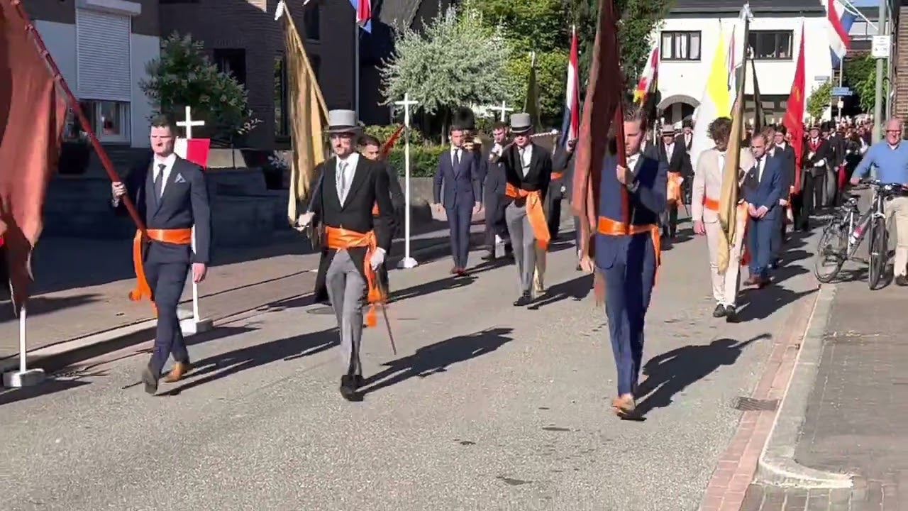Op weg naar kerk voor begin processie