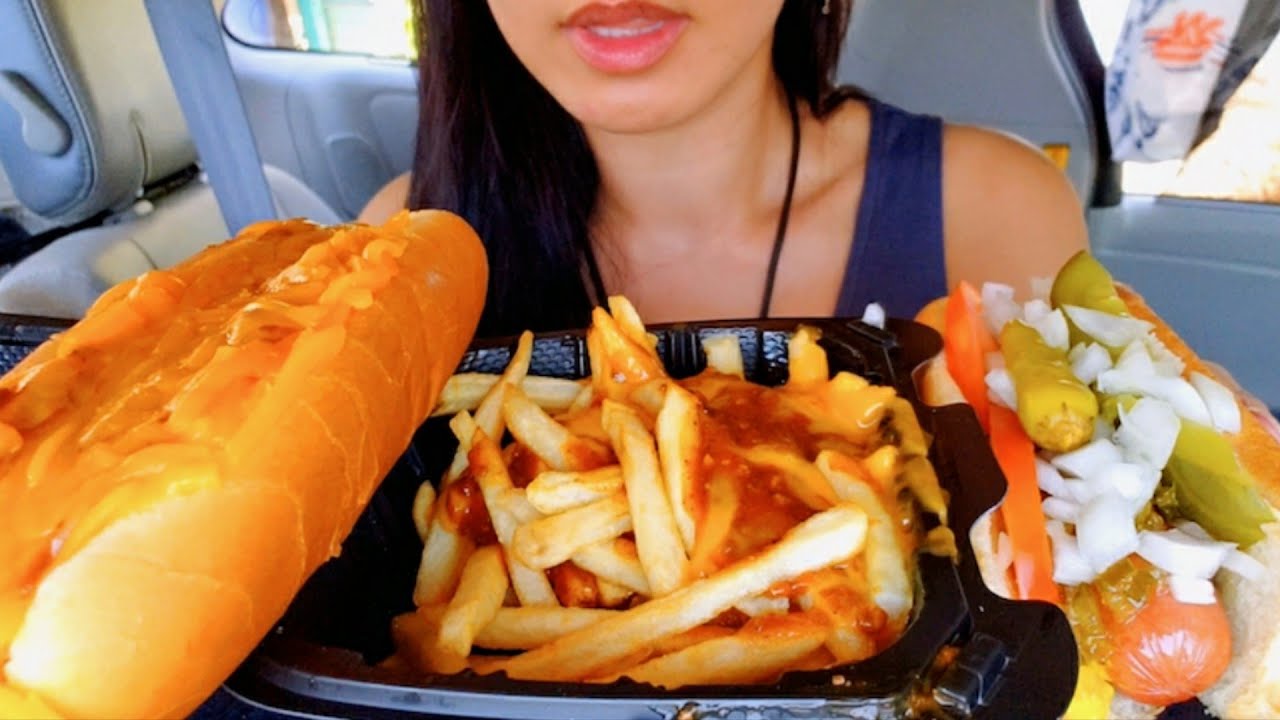 ASMR EATING WEINERSCHNITZEL CHILI CHEESE FRIES HOT DOG CAR MUKBANG REAL SOUND TWILIGHT