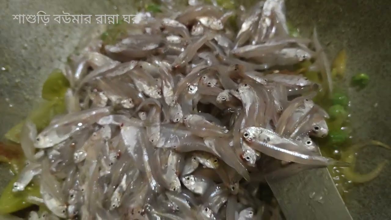 কাঁচা টমেটো দিয়ে চুনো মাছ (গরম ভাতে জমে যাবে 😋 কাঁচা টমেটো দিয়ে চুনো মাছ)#চুনোমাছ