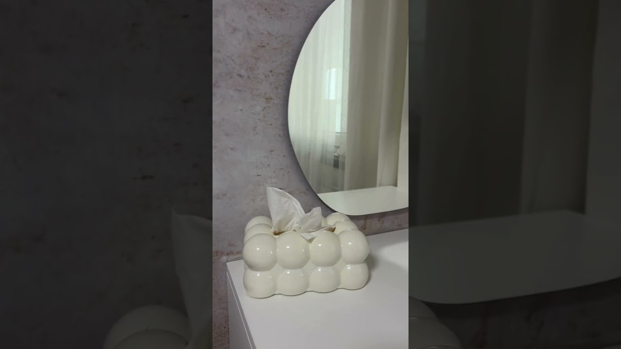 Uno specchio elegante in camera da letto. Guarda come gli specchi fanno la loro magia!