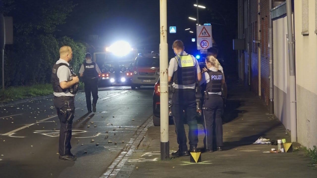 ELW erfasst Fußgänger auf Alarmfahrt in Mönchengladbach - 11.08.2023