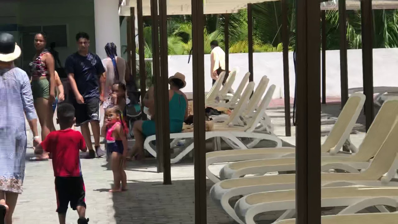 llevandose a Reylin una turista