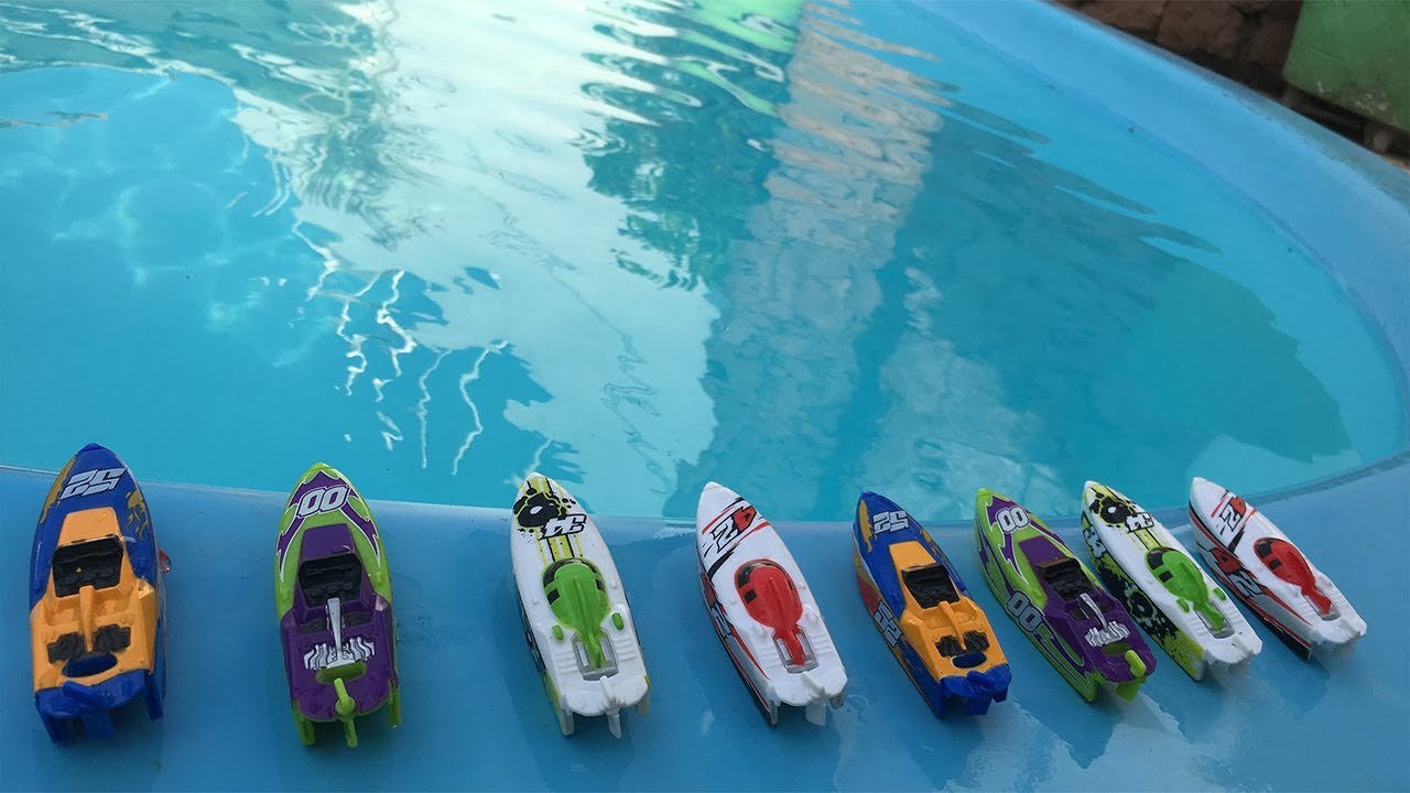 COLOQUEI 8 BARCOS MOTORIZADOS NA PISCINA E FIZ UMA SUPER CORRIDA!