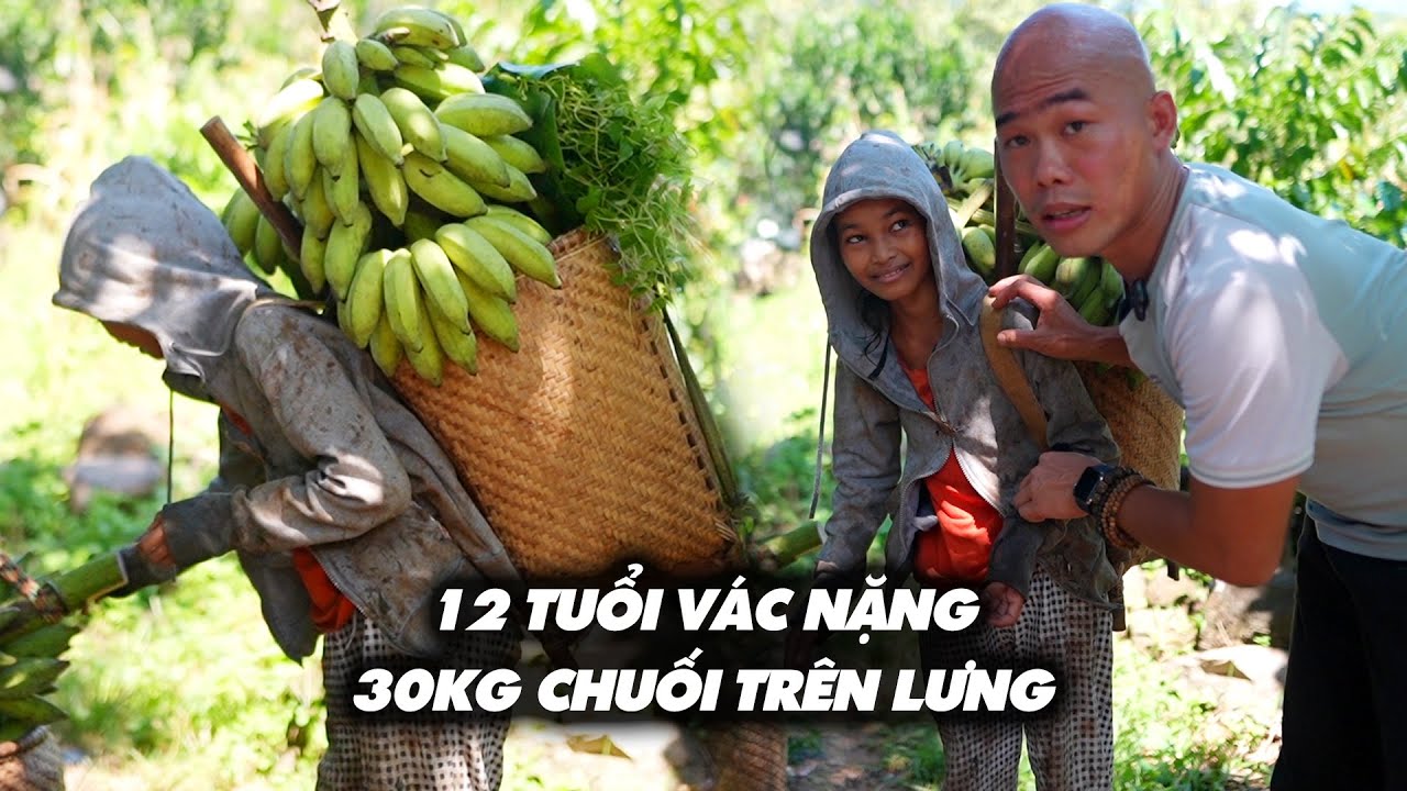 BÉ GÁI 12 TUỔI ĐỒNG BÀO RALAG HẰNG NGÀY VÁC NẶNG 30KG CHUỐI TRÊN VAI