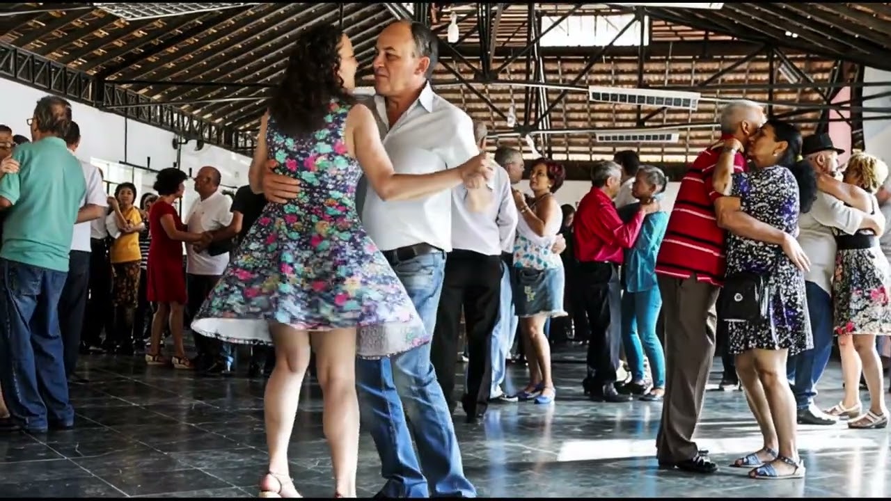 🔥 “Forró Apaixonado: Homem e Mulher Dançando Bem Juntinhos”