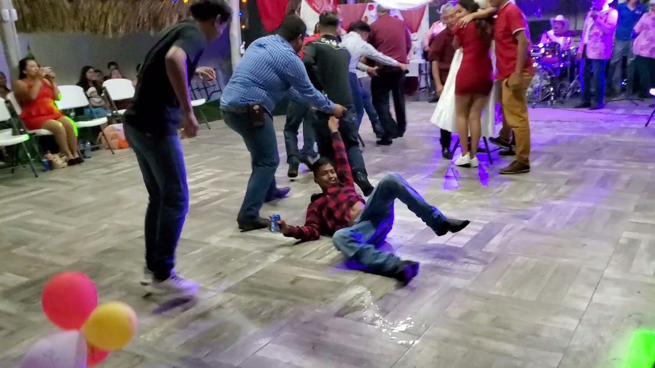 Los hombres se cayeron bailando la víbora de la mar 🤣😂 bymemogarciajr