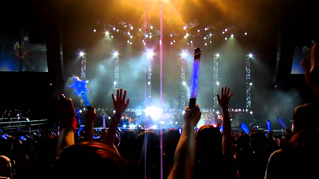 有一些人就這樣留下來了，阿信笑著唱...溫柔 @ 20110522 五月天 Just Rock It