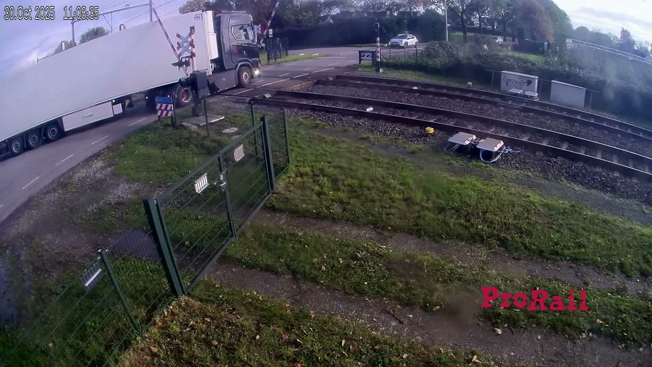 Aanrijding vrachtwagen met trein in Meteren