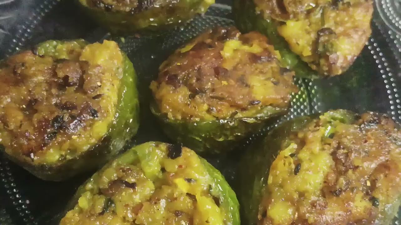चटपटी भरवां शिमला मिर्च यामिनी की किचन में।