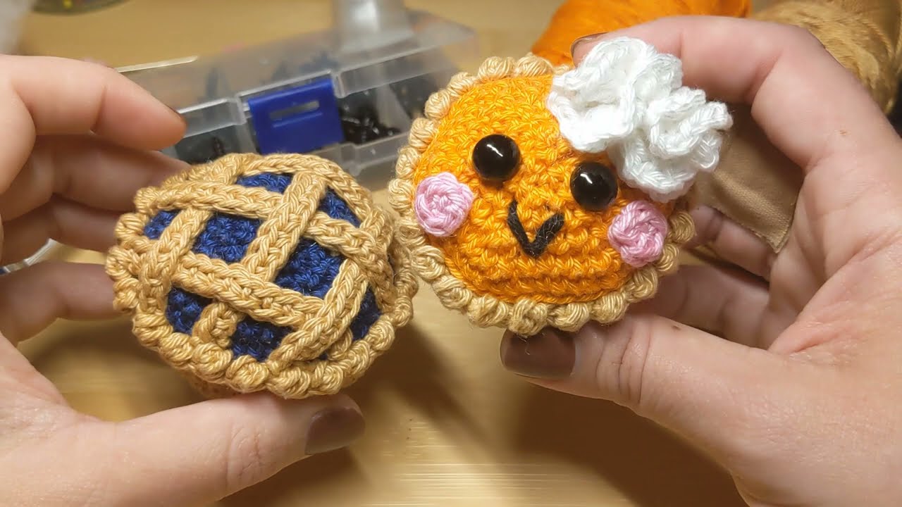 Crochet a pumpkin pie - an amigurumi low sew pattern