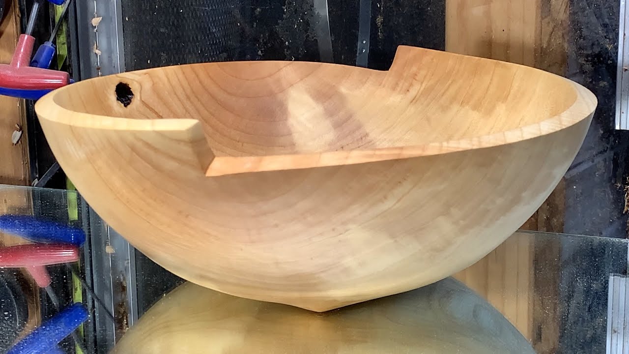 Richard Raffan turns a spiral rim tripod bowl.