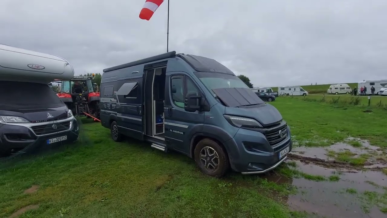 Chancenlos festgefahren bei Dauerregen 🌨️☔🌊💦 Wohnmobil nasse Wiese Adria Van Twin Supreme 640 SGX 🚐💨
