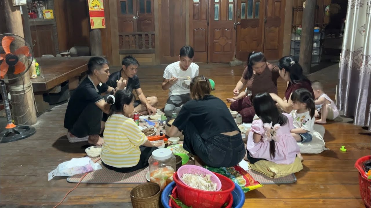 Cả nhà tập trung ăn uống để chuẩn bị Chia Tay Bé Hạt Tiêu