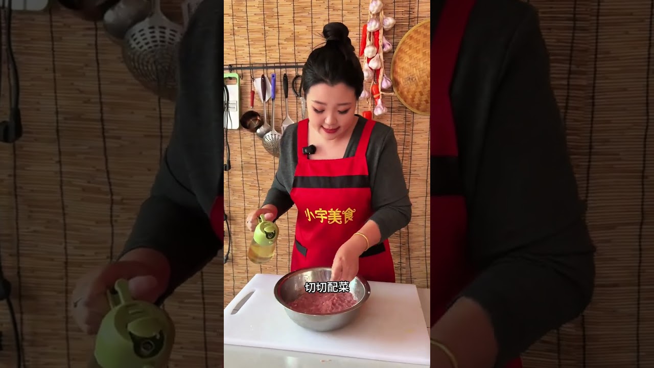 幸福藏在每一顿家常饭里，简单的食材味道却不简单，今天的快乐是这碗茄子酱辣椒和鱼香肉丝双拼盖浇饭给的，别提多香了，简直是双倍快乐！ #我的乡村生活 #农村美食  #鱼香肉丝 #抖音美食推荐官 #新农人