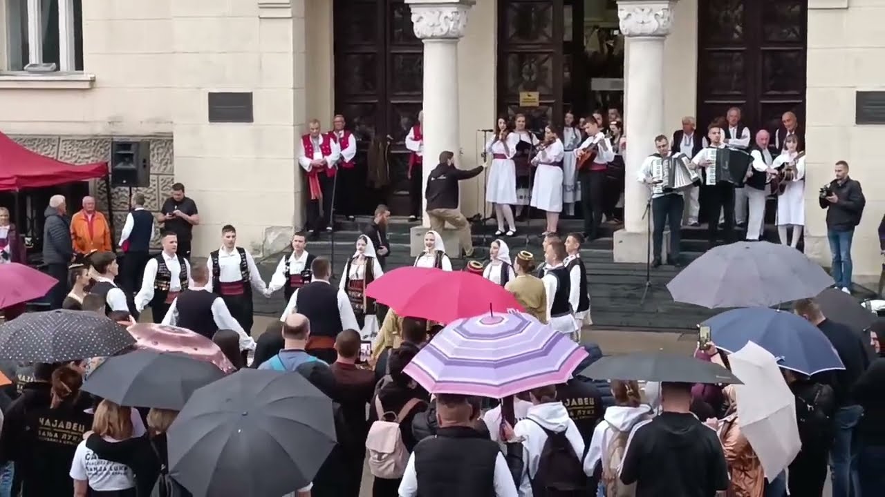 Dantza-emanaldiak Banja Lukako Serbiar Agintarien Plazan. Ples na Trgu srpskih vlasti u Banjaluci