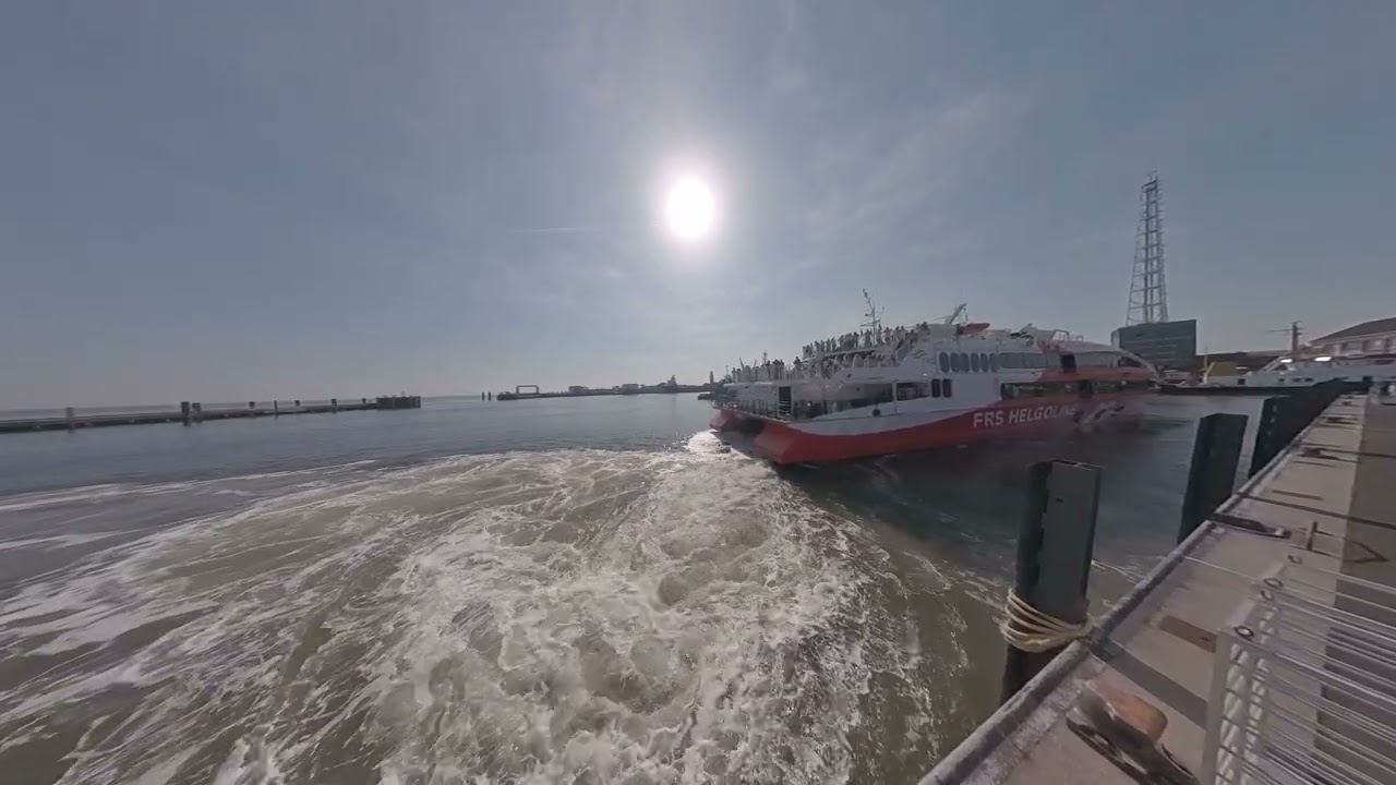 Halunderjet Abfahrt im Cuxhaven Hafen – Erleben Sie die beeindruckende Fahrt!