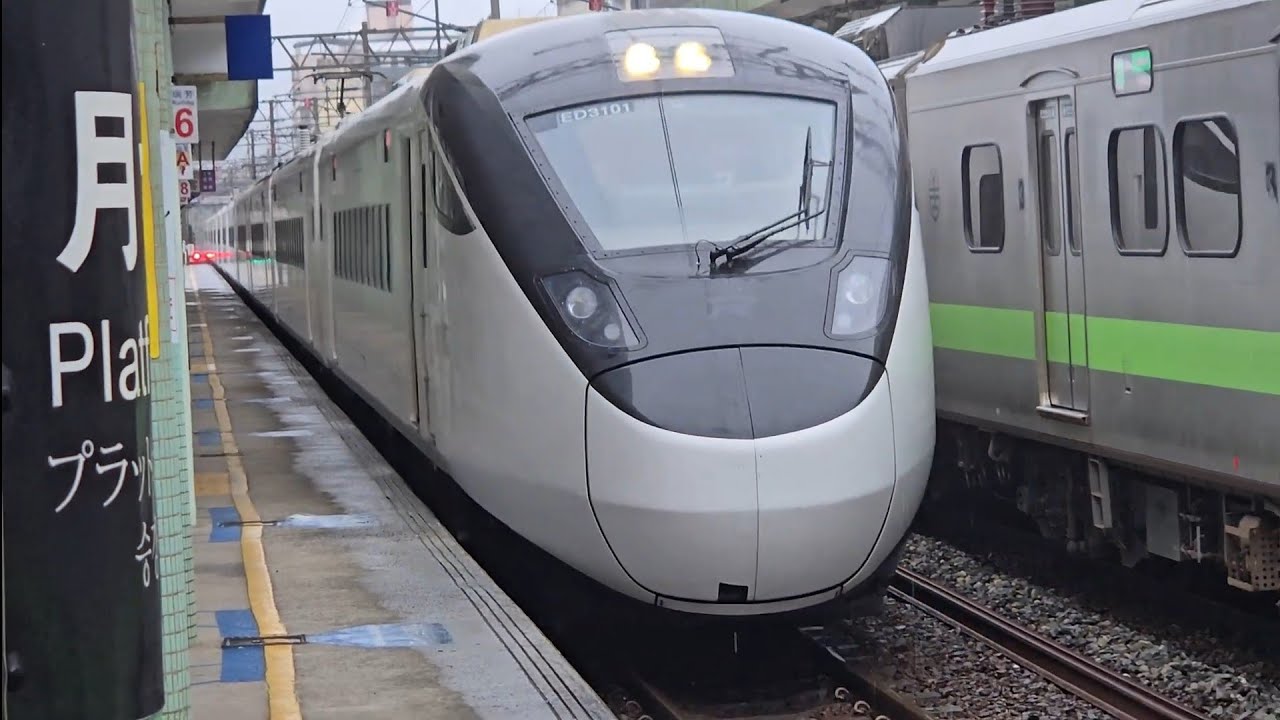 1136次北湖發車開往瑞芳的銀綠色微笑號EMU900型十輛一編組EMU904區間車，和405台東發車開往樹林的東部超優質直達EMU3000型十二輛編組EMU3010皮蛋豆腐騰雲號紅色帶新城際自強號列車