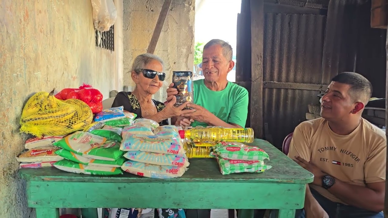 Estos Abuelitos Con Poko Son Muy Agradecidos 