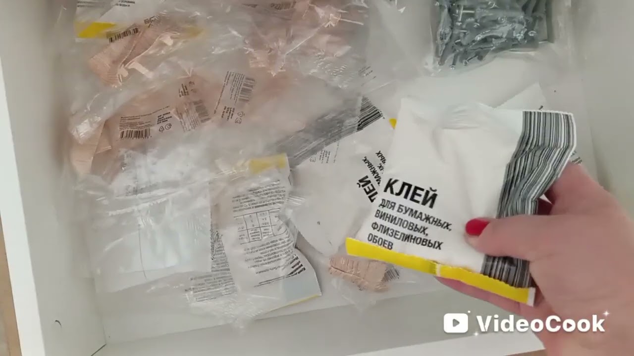 Клею обои в спальне, готовлю обед.Установили телевизор. Гимн моего канала💥💥💥