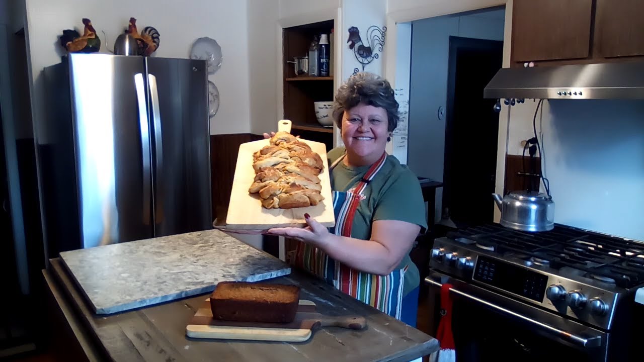Легкий ужин с замороженным мясным рулетом и булочкой с корицей