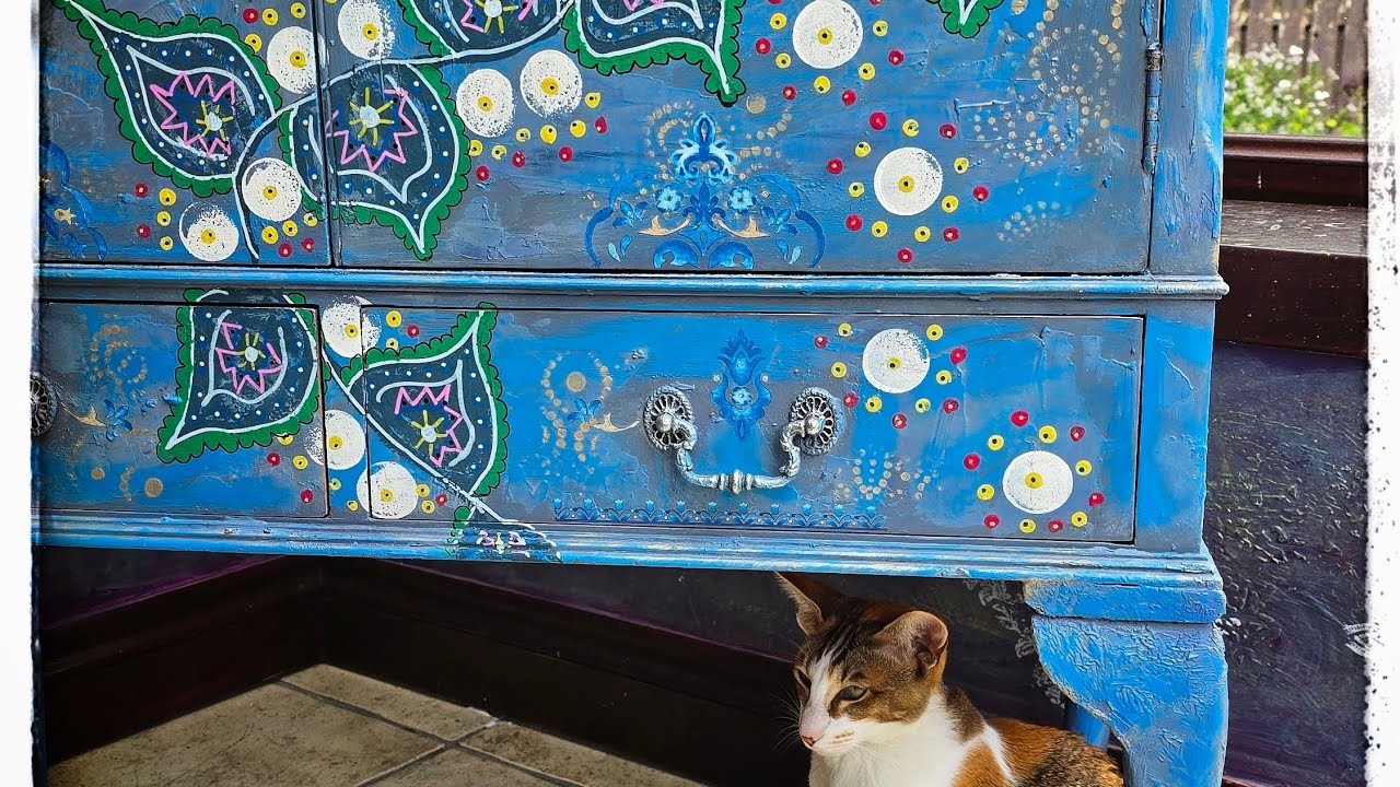 Watch me doodle 🤪 hand painted furniture art