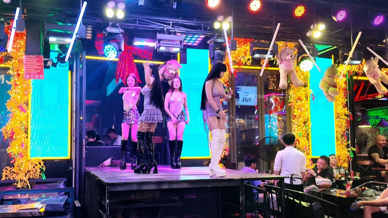 Vietnam Nightlife 2026| Walking the bustling streets of Ho Chi Minh City at night, many single girls