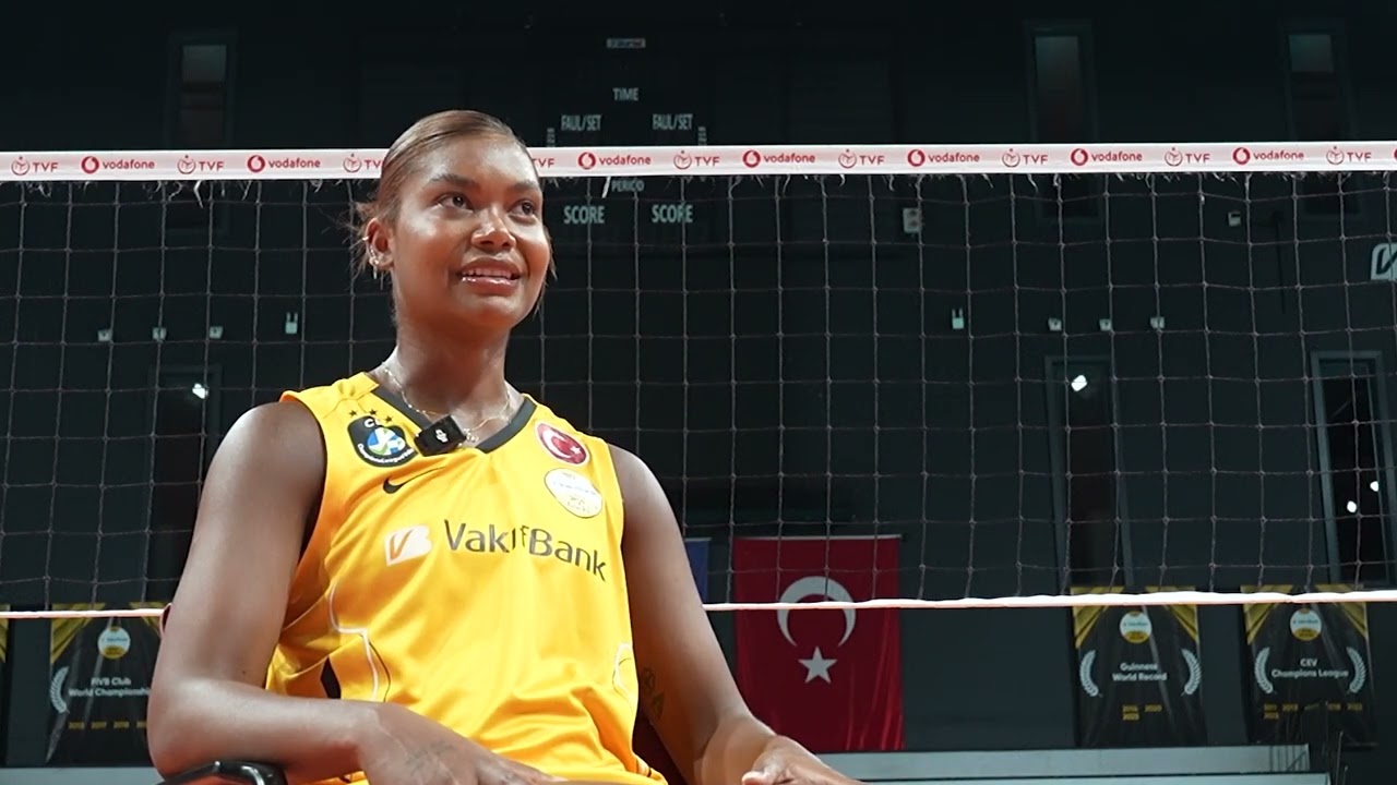🎙️ First interview in yellow and black. 💛🖤  | Lorenne Teixeira