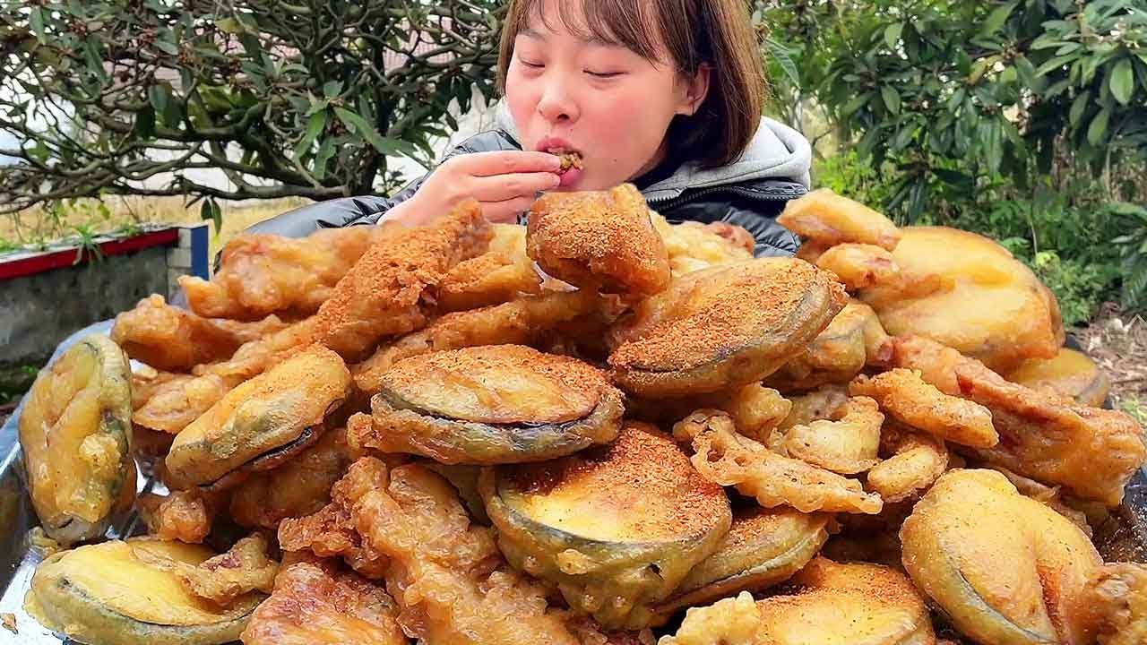 秋妹待客炸上一鍋小酥肉，吃起嘎嗆脆超香，一口一個吃的巴適！【颜美食】