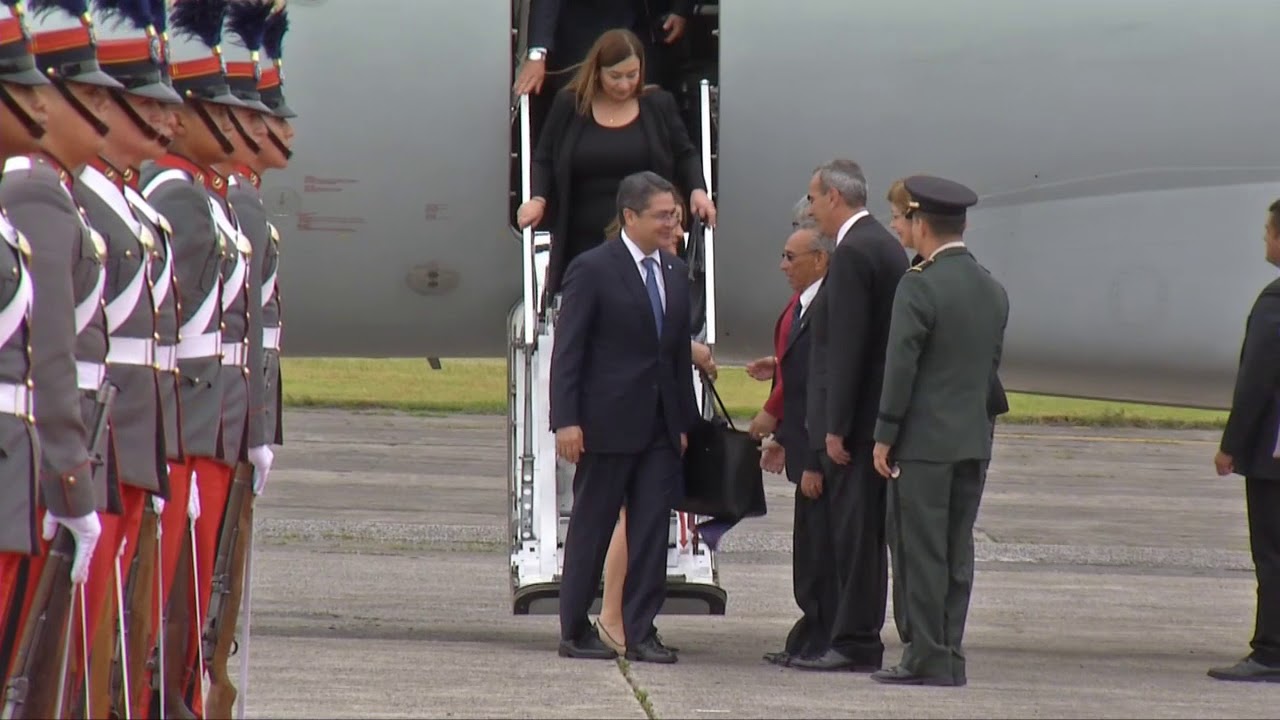 Llegada del Presidente Juan Orlando Hernandez a Reunion del Triangulo Norte en Guatemala
