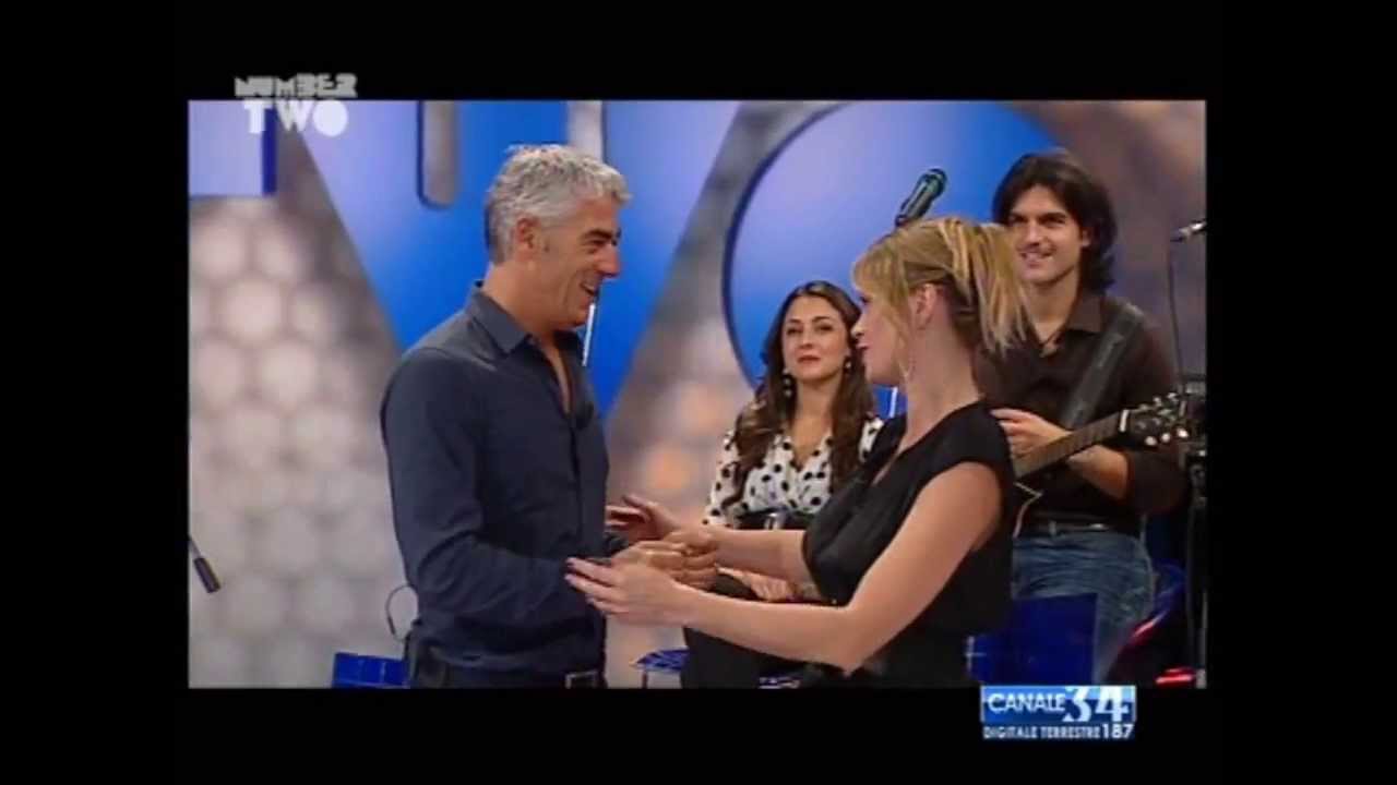 Anna Falchi si fa toccare il seno da Biagio Izzo - Number Two 28/10/13