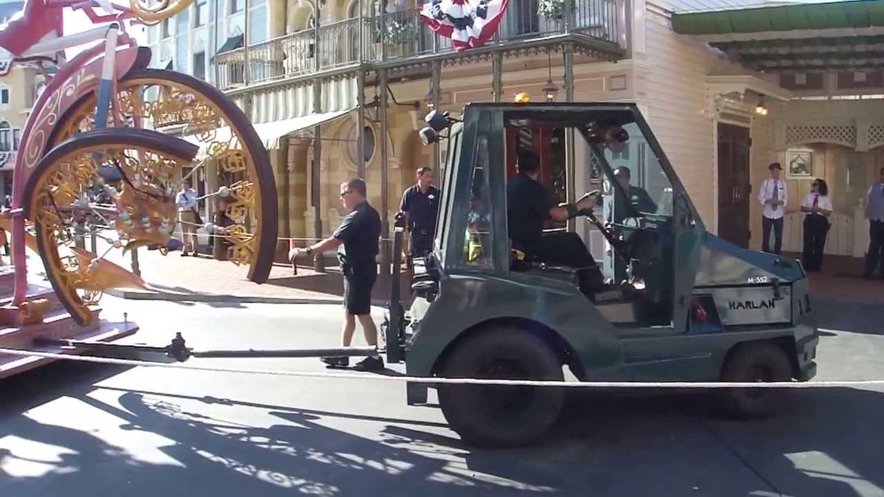 DISNEYLAND BLOOPER PARADE FLOAT BREAK DOWN AND NEED A TOW AGUST 2013 (HD )