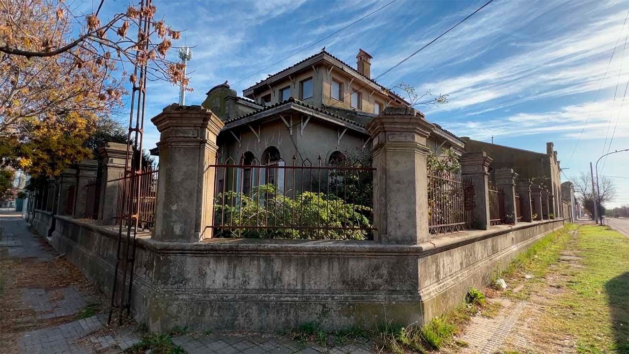 Calles con historias. Los turistas llegan a Carhué atraídos por las Aguas del Lago Epecuén