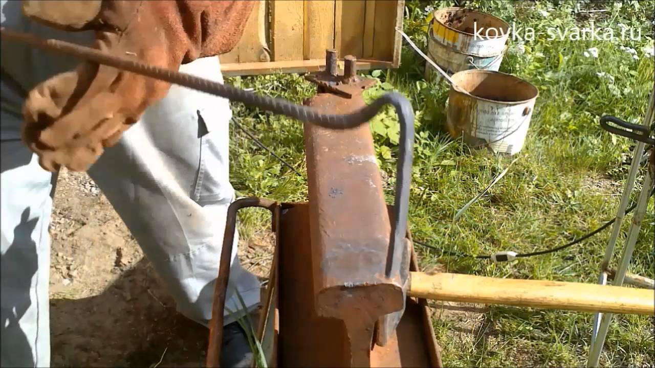 как ковать кочергу самую простую, без выкрутасов из куска арматуры