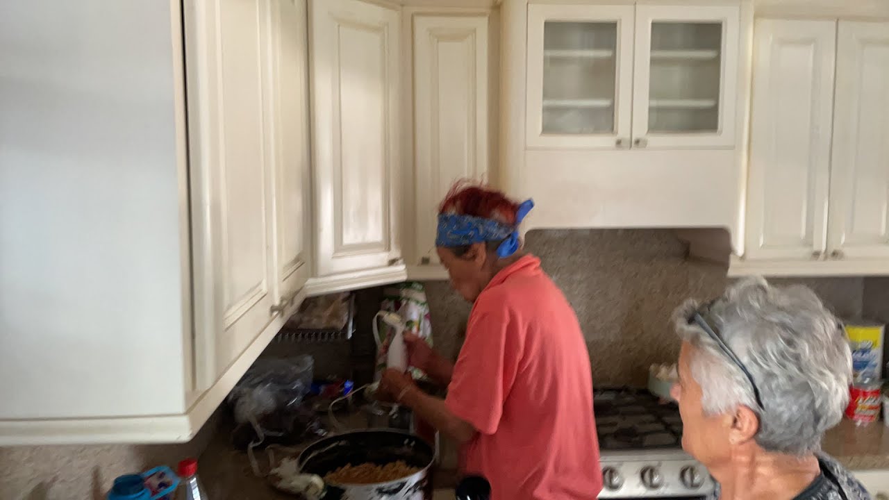 La Famosa Gilbertona haciendo frijoles puercos