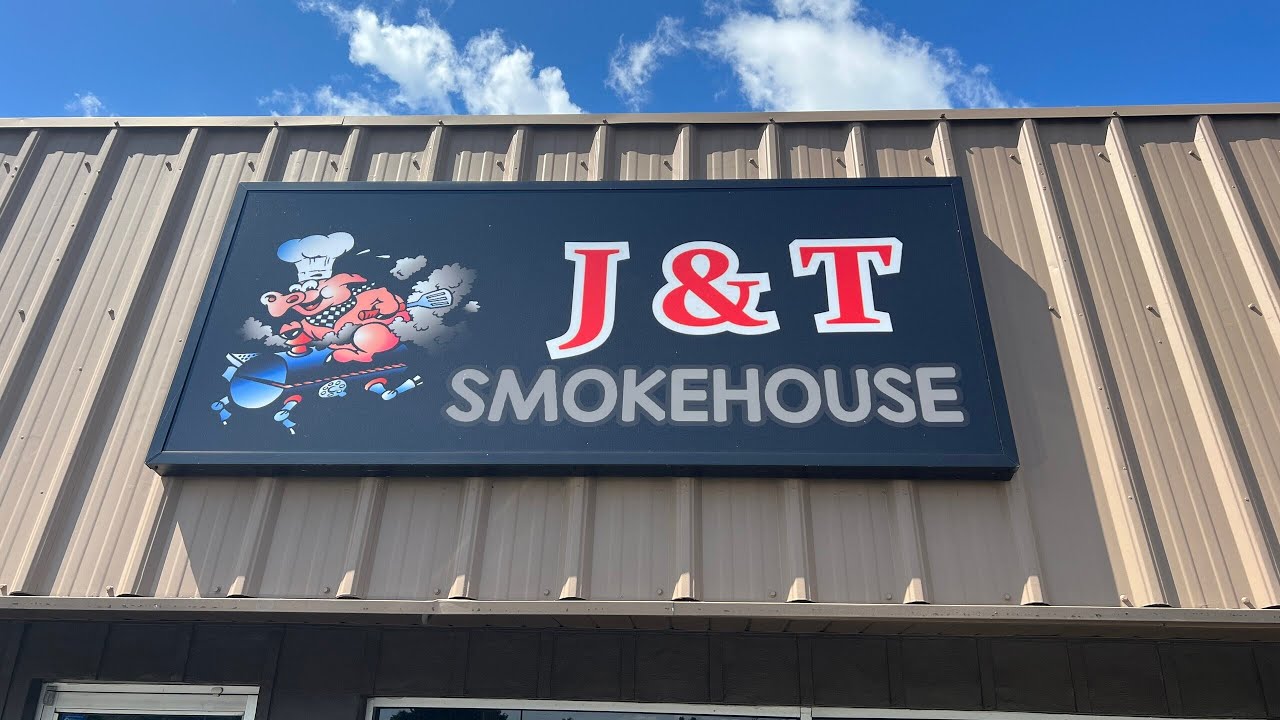 Eating at J & T Smokehouse in Leesburg, Florida | Amazing BBQ In Central Florida | Stinkin' Good!