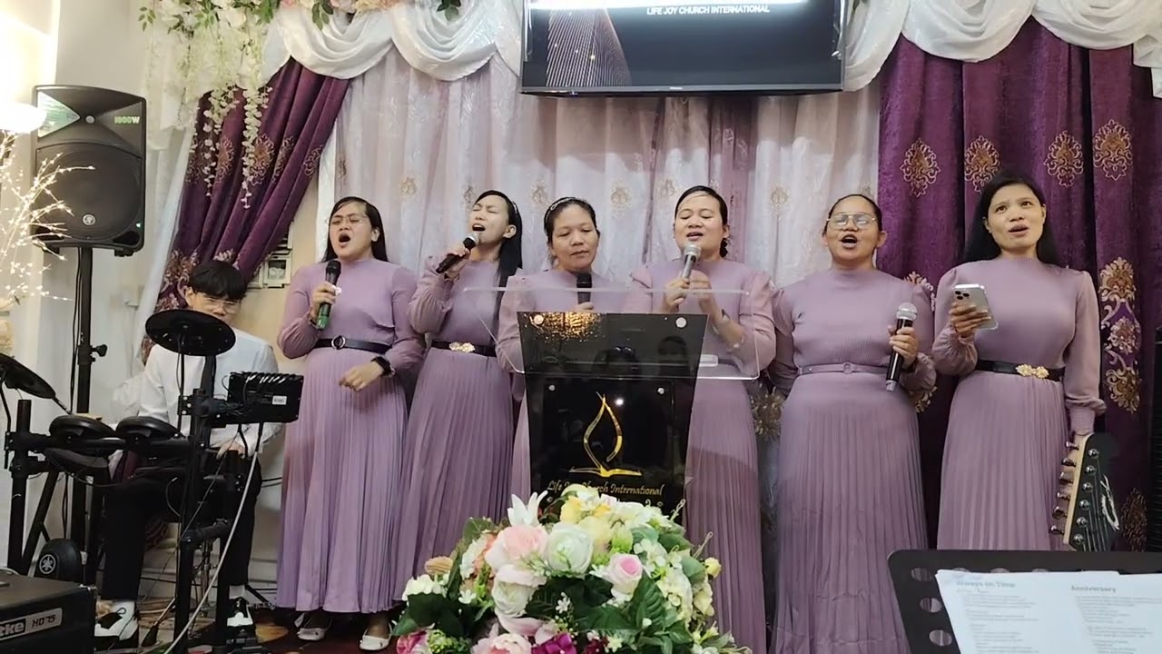Tumawag ka. LJCI ladies render a song. 